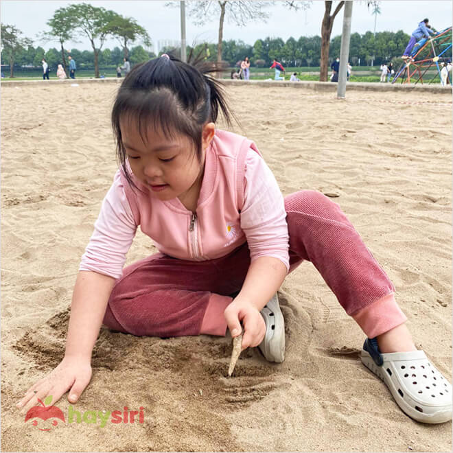 một góc nghịch cát cho bé tại công viên yên sở