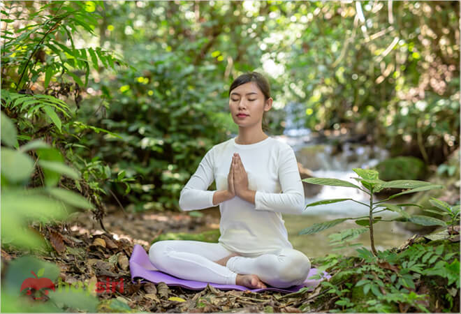 ngồi thiền yoga để giảm lo âu xã hội