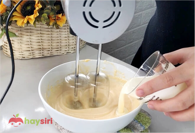 thêm whipping cream vào đánh bột làm bánh môchi