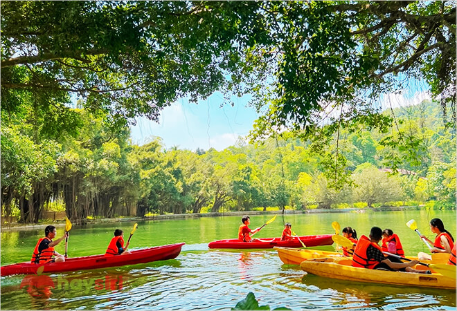 chèo thuyền kayak ở khoang xanh