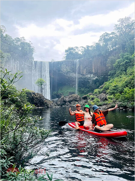 Chèo thuyền kayak dưới chân thác