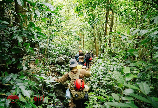 Đoàn du khách đi chuyển vào sâu trong thung lũng