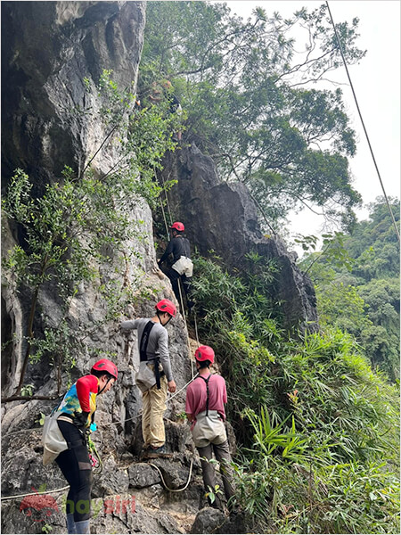 Đoạn đường khó đi cần phải có sự hỗ trợ của dụng cụ leo núi chuyên dụng