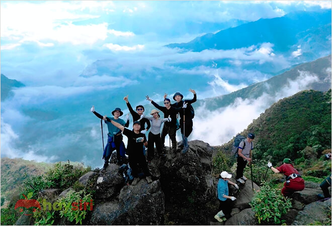 đoàn trekking trên đỉnh núi muối