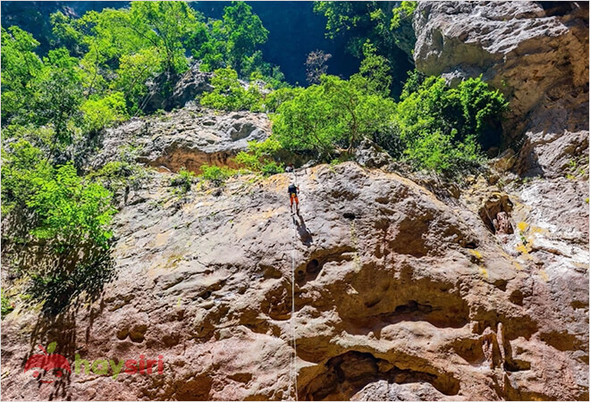 Du khách trải nghiệm đu dây xuống đáy hố sụt