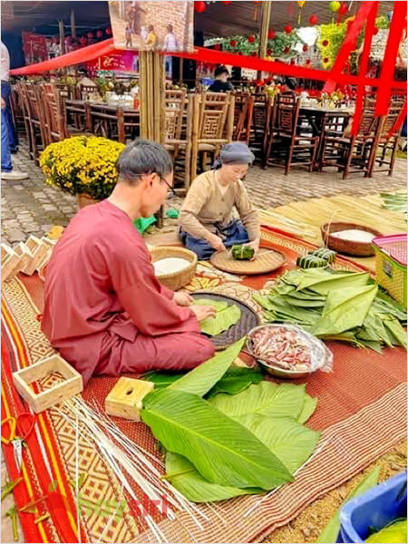 Khu vực trải nghiệm gói bánh chưng