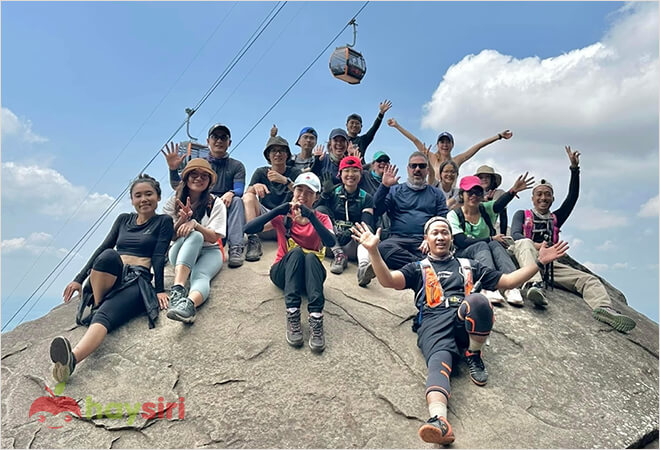 Đoàn du khách trekking núi Bà Đen