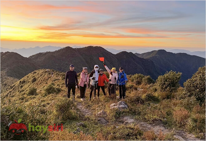 nhóm bạn trekking ở tả chì nhù