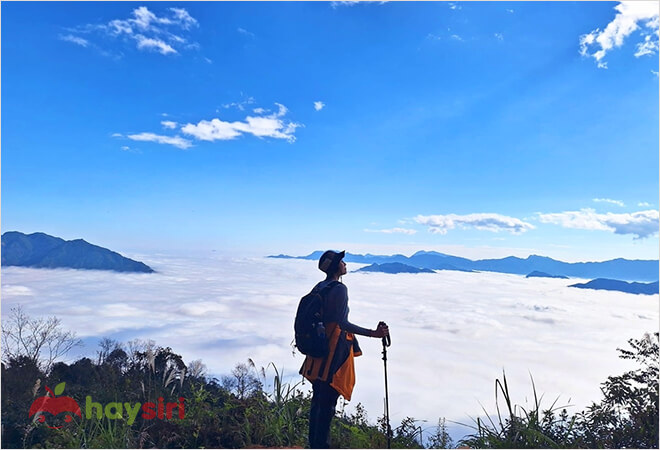 du khách trekking tại đỉnh tà xùa