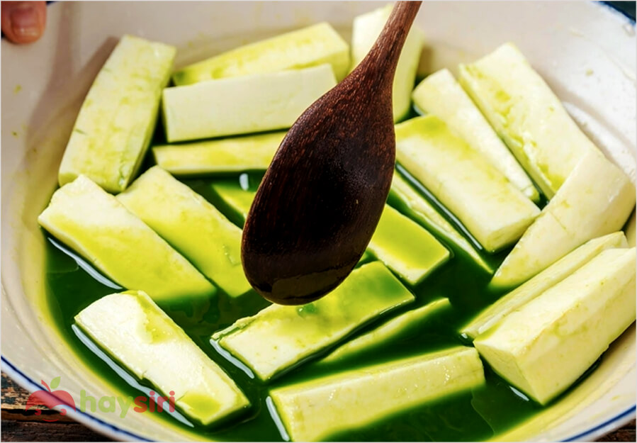 Sắn đem ướp cùng nước cốt lá nếp